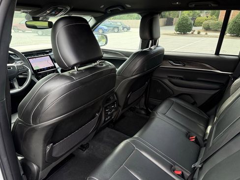 Used 2024 Jeep Grand Cherokee Limited image 16