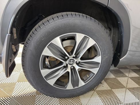 Used 2025 Toyota Highlander XLE AWD/4WD image 38