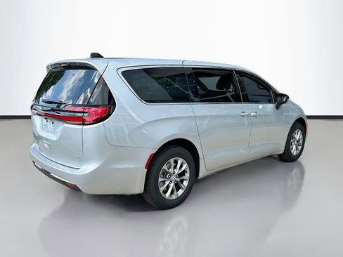 New 2026 Chrysler Pacifica Select image 6