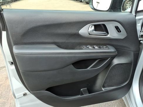 Used 2026 Chrysler Pacifica Limited w/ S Appearance Package FWD image 11