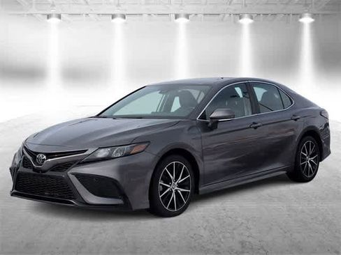 Used 2023 Toyota Camry SE image 4