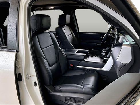 Used 2024 Toyota Sequoia Platinum AWD/4WD image 8