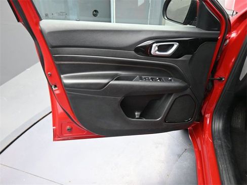 Used 2023 Jeep Compass Limited image 17