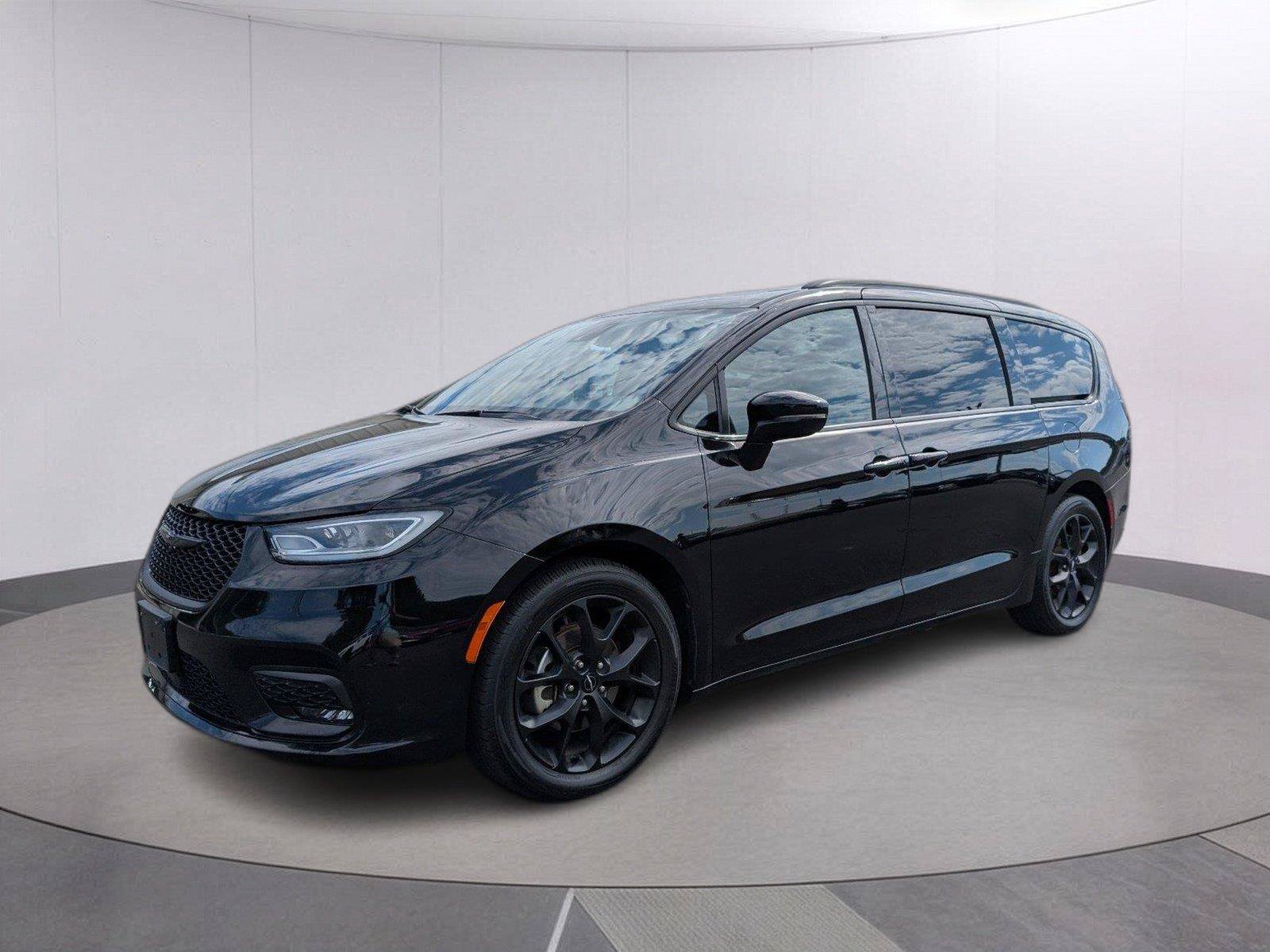 Used 2025 Chrysler Pacifica Limited FWD image 1