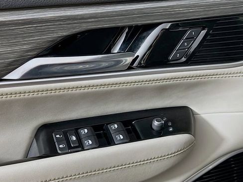 Used 2022 Jeep Wagoneer Series III w/ Premium Group I AWD/4WD image 9
