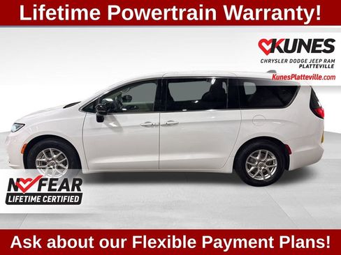 Used 2024 Chrysler Pacifica Touring-L image 7