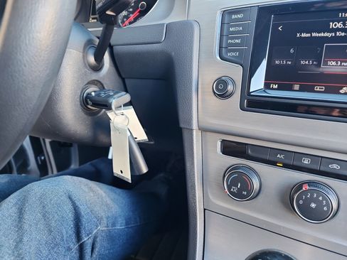 Used 2015 Volkswagen Golf Launch Edition image 30