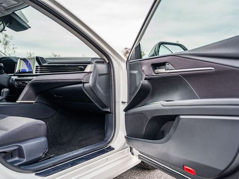 Used 2025 Toyota Camry SE image 12