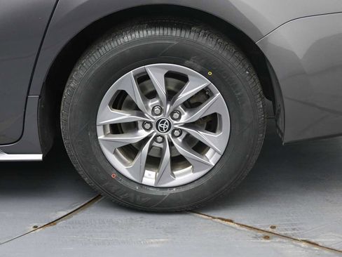 Used 2022 Toyota Sienna XLE w/ XLE Plus Package image 5