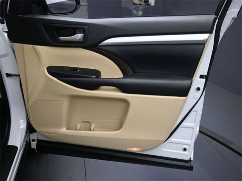Used 2017 Toyota Highlander XLE image 40
