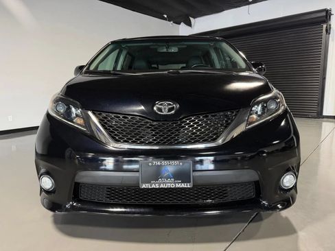 Used 2015 Toyota Sienna SE Premium FWD image 2