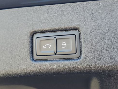 Used 2025 Audi Q5 Premium w/ Convenience Package image 10