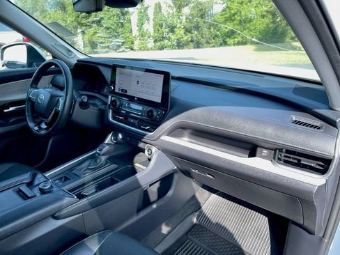 Used 2025 Toyota Grand Highlander AWD image 29