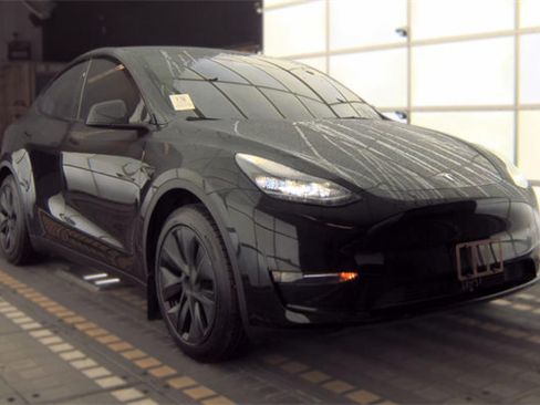 Used 2024 Tesla Model Y Long Range AWD/4WD image 3