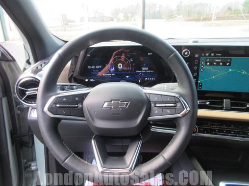 Used 2025 Chevrolet Equinox ACTIV image 11