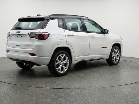 Used 2025 Jeep Compass Latitude image 9