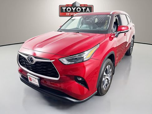 Certified 2022 Toyota Highlander XLE image 3