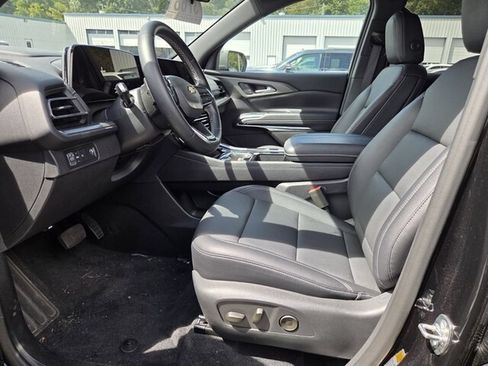 Used 2026 Chevrolet Traverse LT FWD image 4