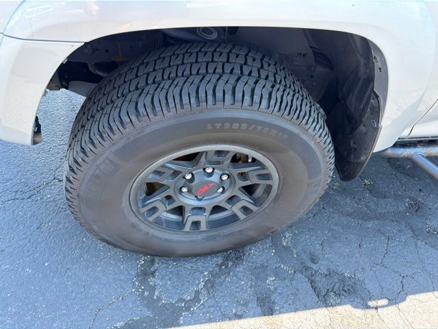 Used 2017 Toyota 4Runner SR5 AWD/4WD image 15