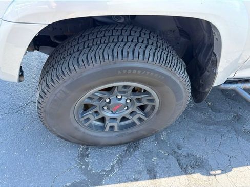 Used 2017 Toyota 4Runner SR5 AWD/4WD image 15