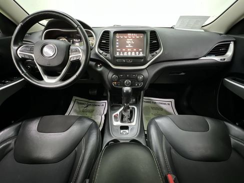 Used 2018 Jeep Cherokee Latitude Plus w/ Cold Weather Group FWD image 19