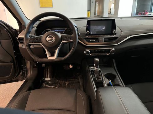 Used 2025 Nissan Altima 2.5 SV FWD image 33
