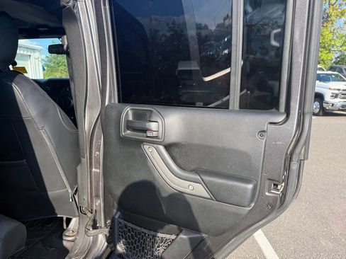 Used 2017 Jeep Wrangler Unlimited Rubicon w/ Connectivity Group AWD/4WD image 16