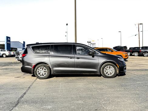 Used 2023 Chrysler Pacifica Touring-L image 5