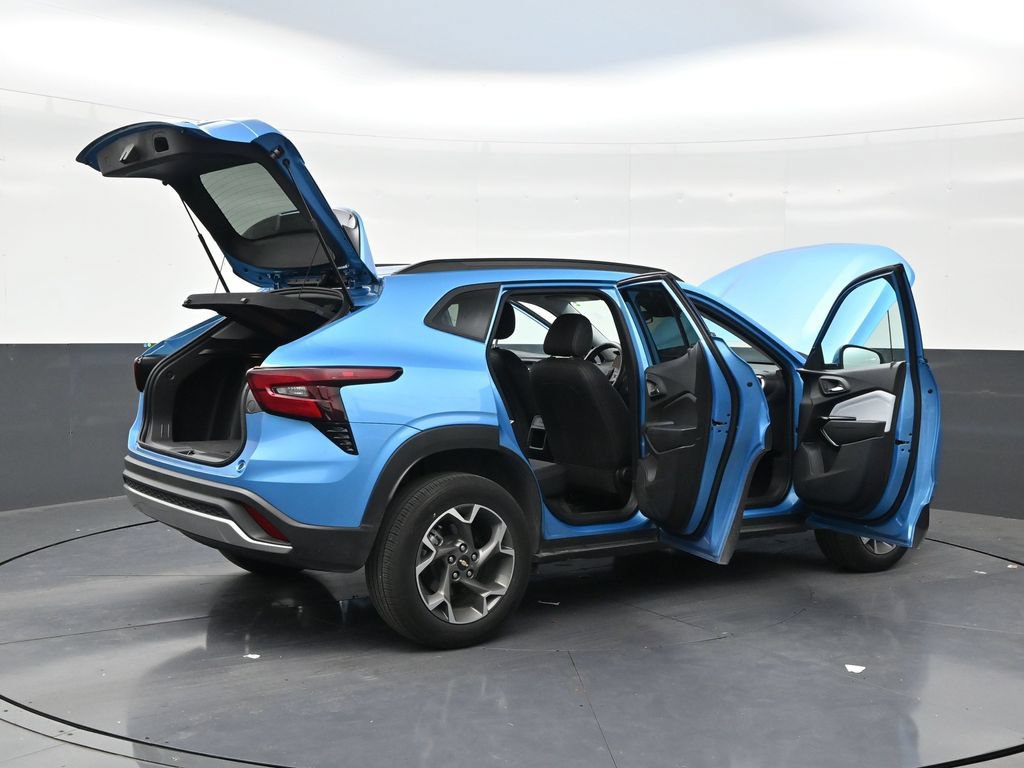 Used 2025 Chevrolet Trax LT w/ LT Convenience Package FWD image 27