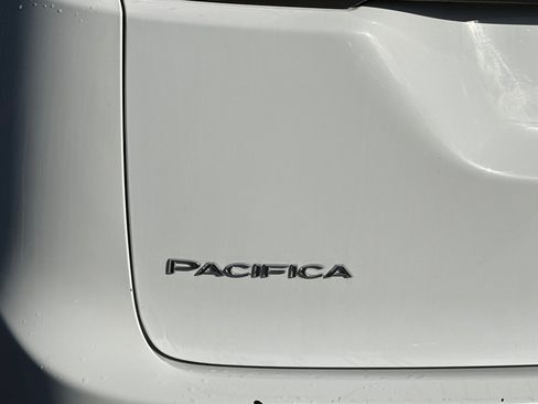 Used 2024 Chrysler Pacifica Touring-L image 33