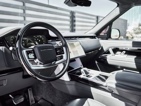 Used 2024 Land Rover Range Rover SE AWD/4WD image 2