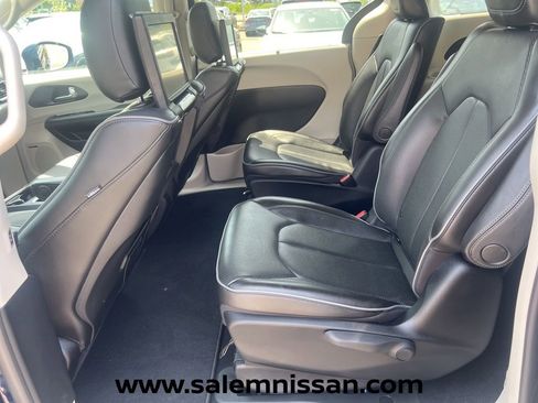 Used 2020 Chrysler Pacifica Limited FWD image 18
