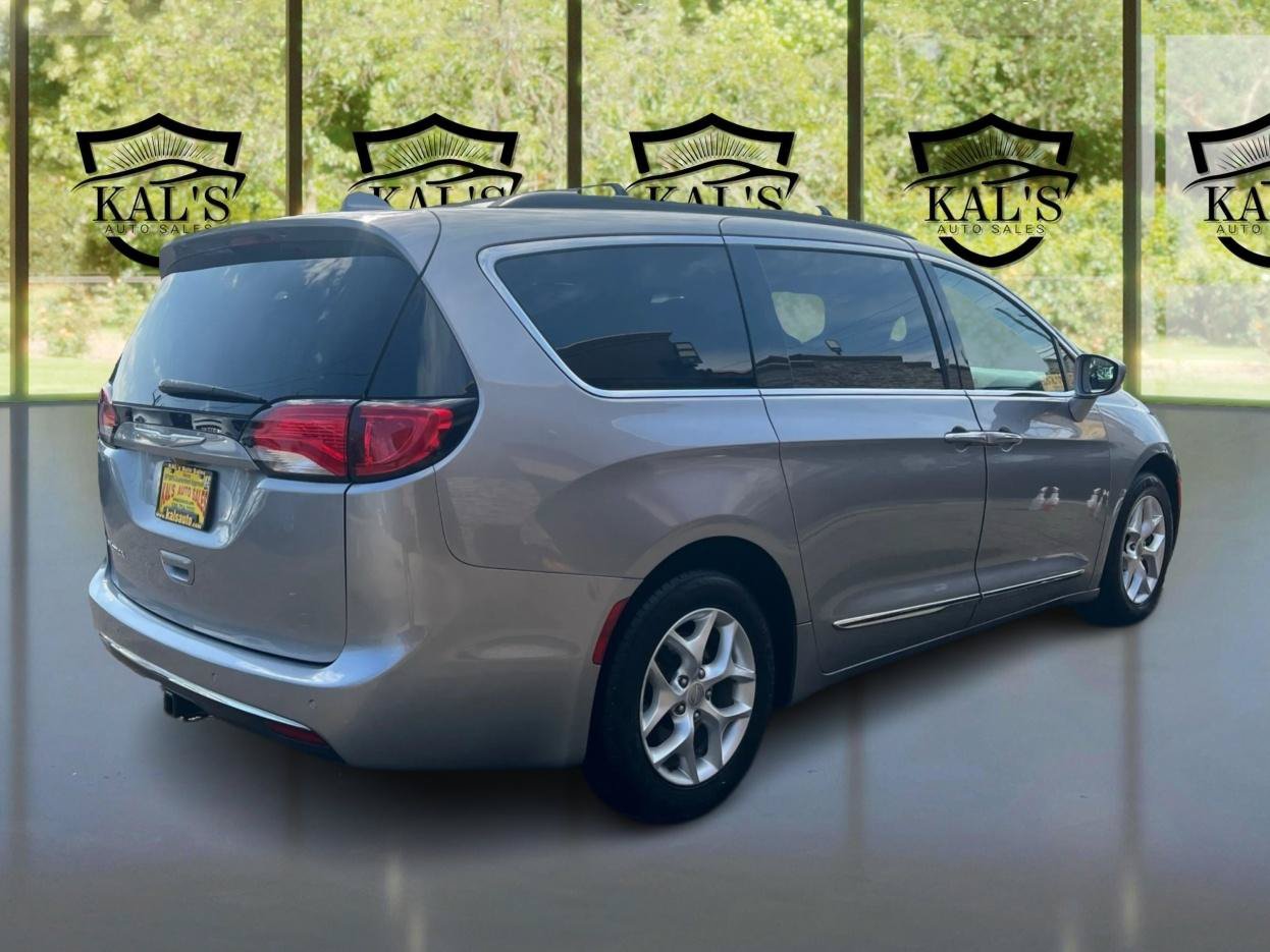 Used 2017 Chrysler Pacifica Touring-L FWD image 5