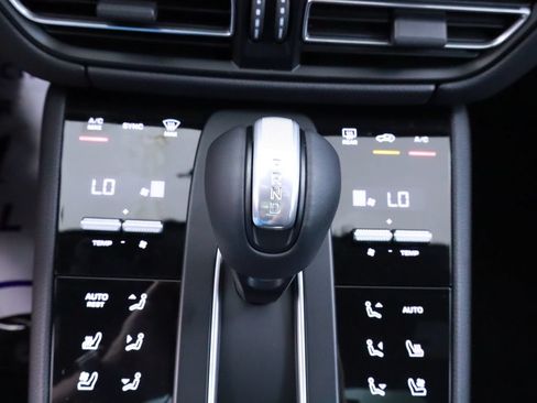 Certified 2025 Porsche Macan AWD/4WD image 32