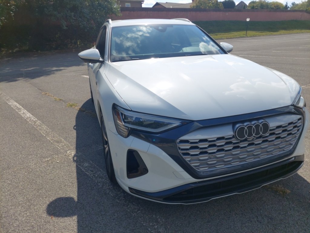Used 2024 Audi Q8 e-tron Premium Plus w/ Premium Plus Package AWD/4WD image 5