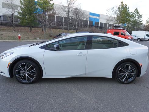 Used 2025 Toyota Prius XLE image 4