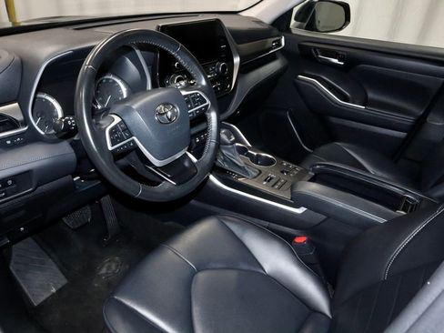 Used 2023 Toyota Highlander XLE AWD/4WD image 26