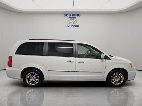 Used 2015 Chrysler Town & Country Touring-L w/ Driver Convenience Group FWD image 6