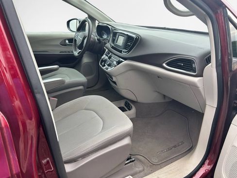 Certified 2017 Chrysler Pacifica Touring FWD image 30