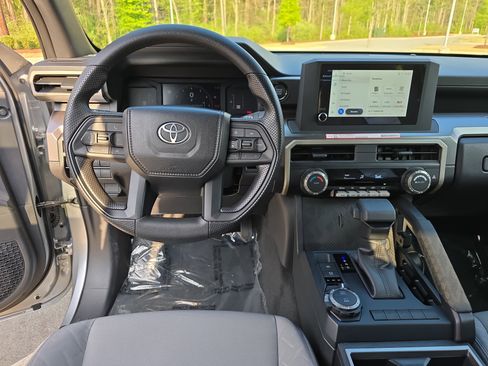 Used 2025 Toyota Tacoma SR5 AWD/4WD image 18