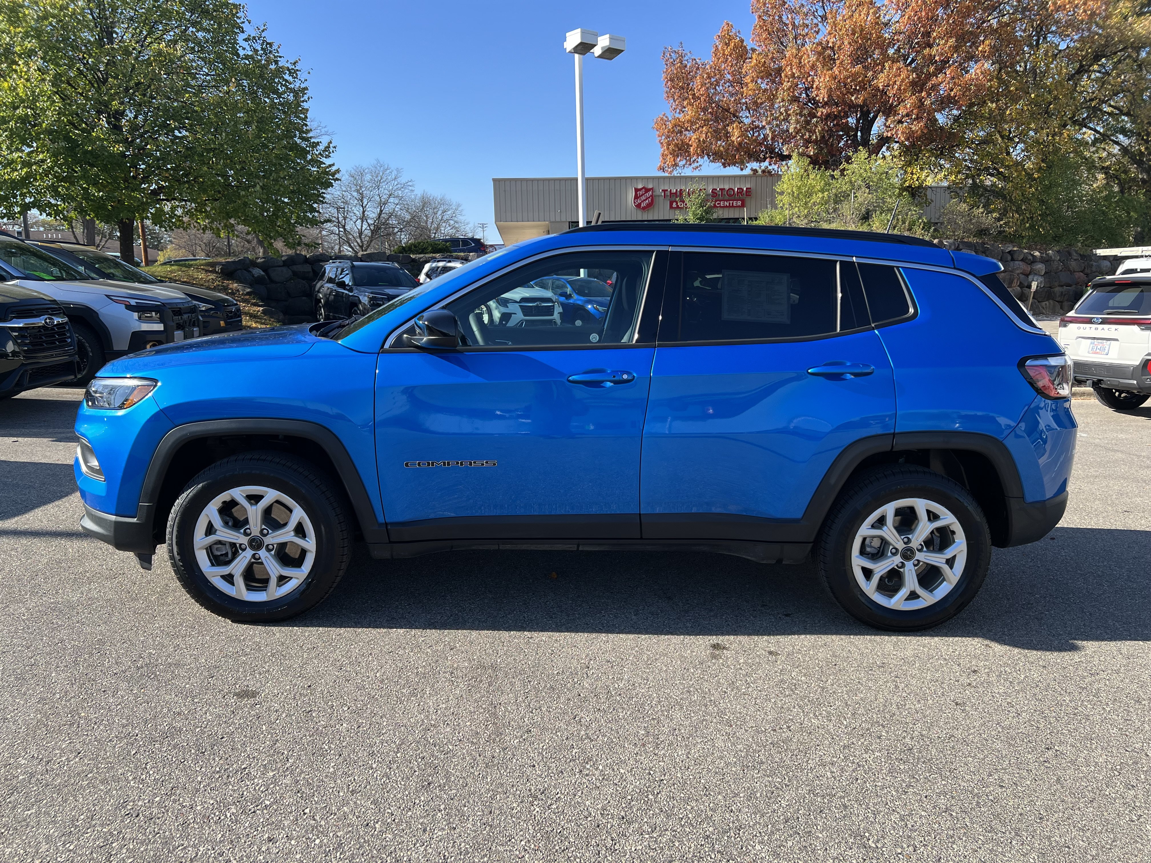 Used 2025 Jeep Compass Latitude AWD/4WD image 4