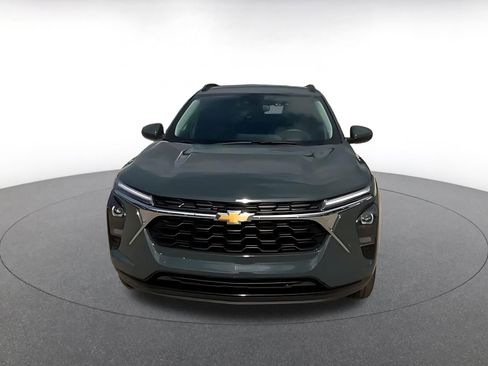 Used 2025 Chevrolet Trax LT FWD image 4
