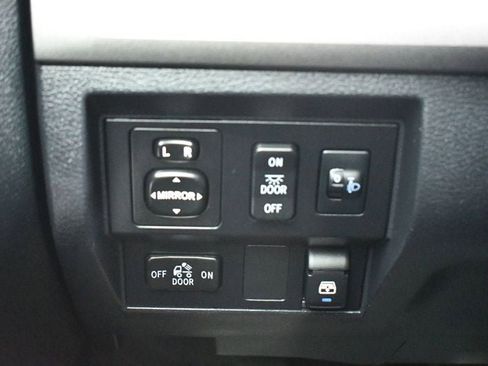 Used 2017 Toyota Tundra SR5 w/ SR5 Upgrade Package image 44