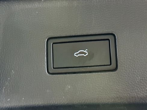 Used 2025 Volkswagen Atlas SE image 32