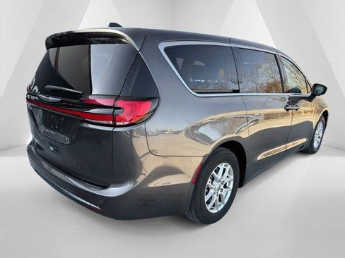 Used 2023 Chrysler Pacifica Touring-L image 7