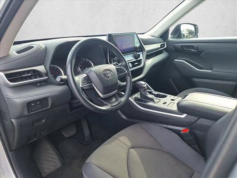 Certified 2024 Toyota Highlander LE image 9