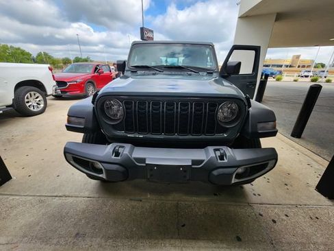 Used 2025 Jeep Gladiator Sport AWD/4WD image 2