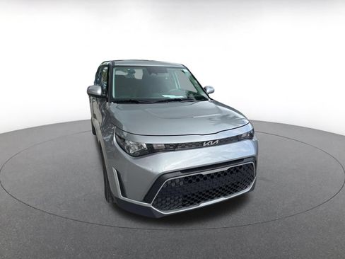 Used 2025 Kia Soul LX w/ LX Technology Package FWD image 2