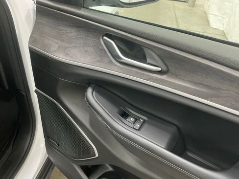 Used 2023 Jeep Grand Cherokee L Limited w/ Black Appearance Package image 31