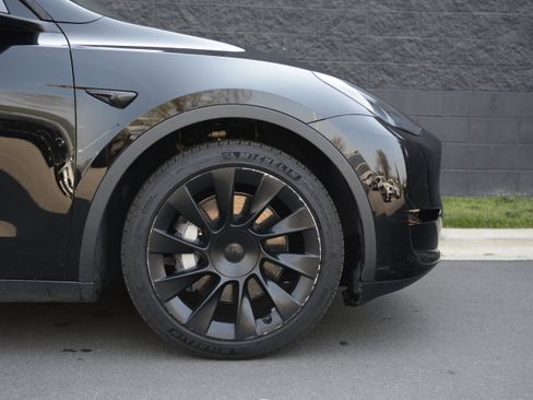 Used 2021 Tesla Model Y Long Range image 10